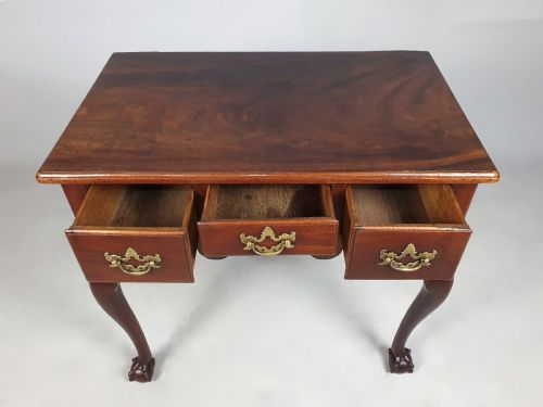GEORGE III RED WALNUT LOWBOY ON BALL AND CLAW FEET C 1775 - ADDITIONAL PHOTO 6