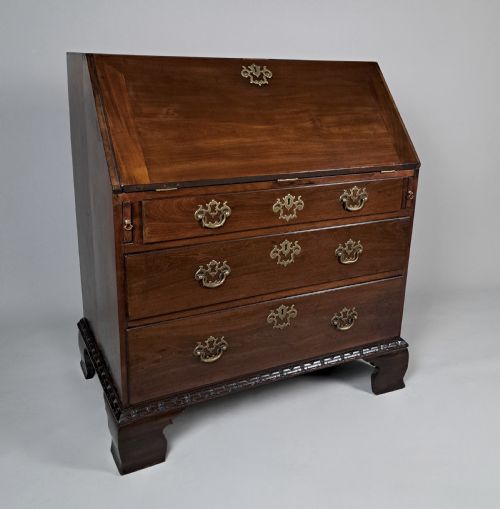 RARE AND FINE PADAUK WOOD BUREAU IN THE CHIPPENDALE MANNER C 1780 - ADDITIONAL PHOTO 1