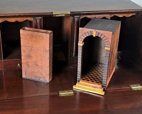 RARE AND FINE PADAUK WOOD BUREAU IN THE CHIPPENDALE MANNER C 1780 - ADDITIONAL PHOTO 5