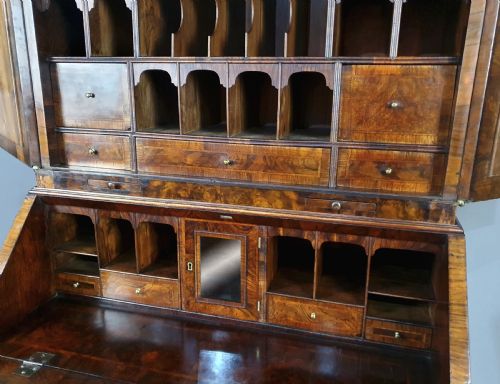 VERY FINE QUEEN ANNE BURR WALNUT BUREAU BOOKCASE C 1710 - ADDITIONAL PHOTO 5