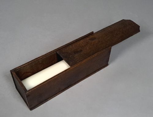 GOOD EARLY 18TH CENTURY OAK CANDLE BOX C 1730