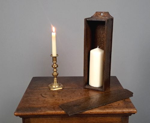 GOOD EARLY 18TH CENTURY OAK CANDLE BOX C 1730 - ADDITIONAL PHOTO 2