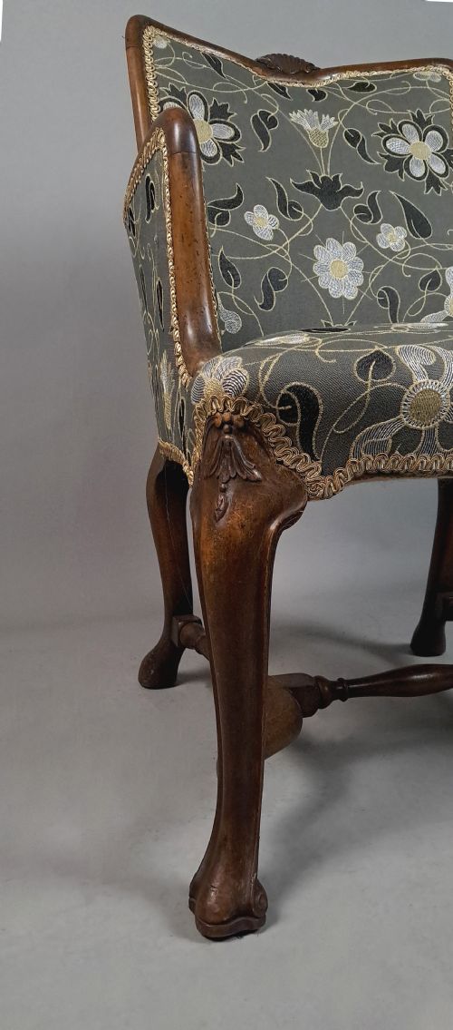 LOVELY 19TH CENTURY WING ARM CHAIR IN THE QUEEN ANNE MANNER C 1850 - ADDITIONAL PHOTO 3