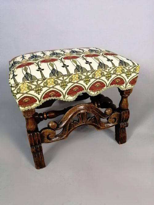 CHARMING CAROLEAN CARVED OAK STOOL C 1880 - ADDITIONAL PHOTO 3