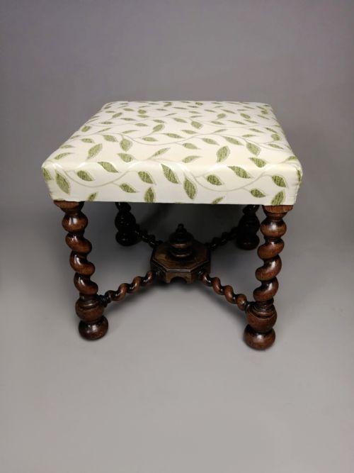 WILLIAM AND MARY DESIGN SPIRAL CARVED WALNUT STOOL C 1850 - ADDITIONAL PHOTO 1