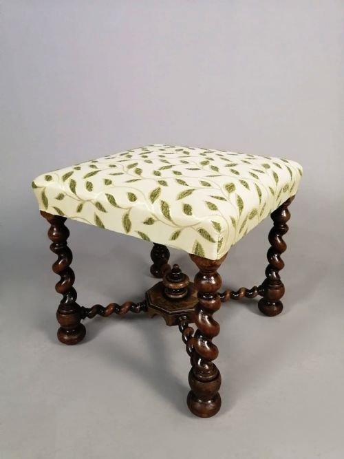 WILLIAM AND MARY DESIGN SPIRAL CARVED WALNUT STOOL C 1850 - ADDITIONAL PHOTO 3