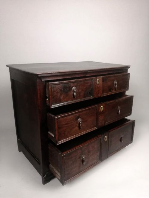 SUPERB QUEEN ANNE OAK AND ELM SMALL CHEST OF DRAWERS C 1700 - ADDITIONAL PHOTO 7