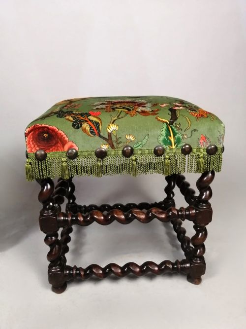 EXCEPTIONAL PAIR OF QUEEN ANNE PERIOD SOLID WALNUT STOOLS C1700 - ADDITIONAL PHOTO 3