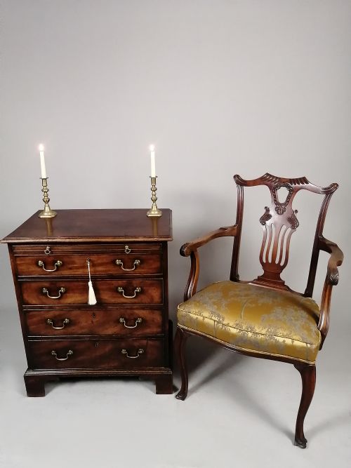 fig 1. A small George III Cuban mahogany bachelors chest featuring four graduated drawers, brass swan-neck handles, a brushing slide, and bracket feet.