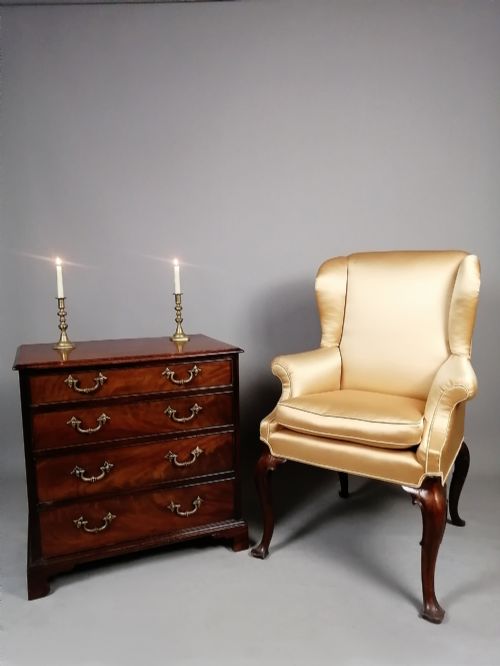 fig 1. A compact George III Cuban mahogany chest of drawers featuring four graduated drawers with brass swan-neck handles and bracket feet.