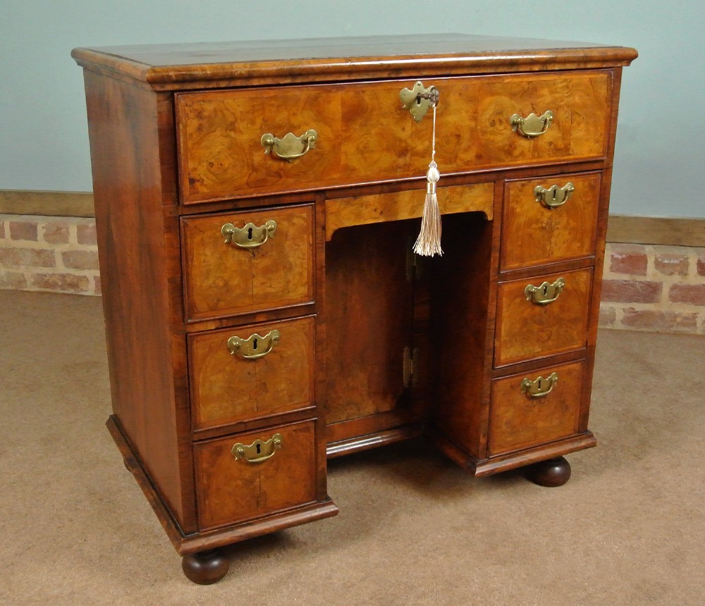 Beautiful 'Romeo' George II Walnut Dressing table with Georgian High Stool c. 1740
