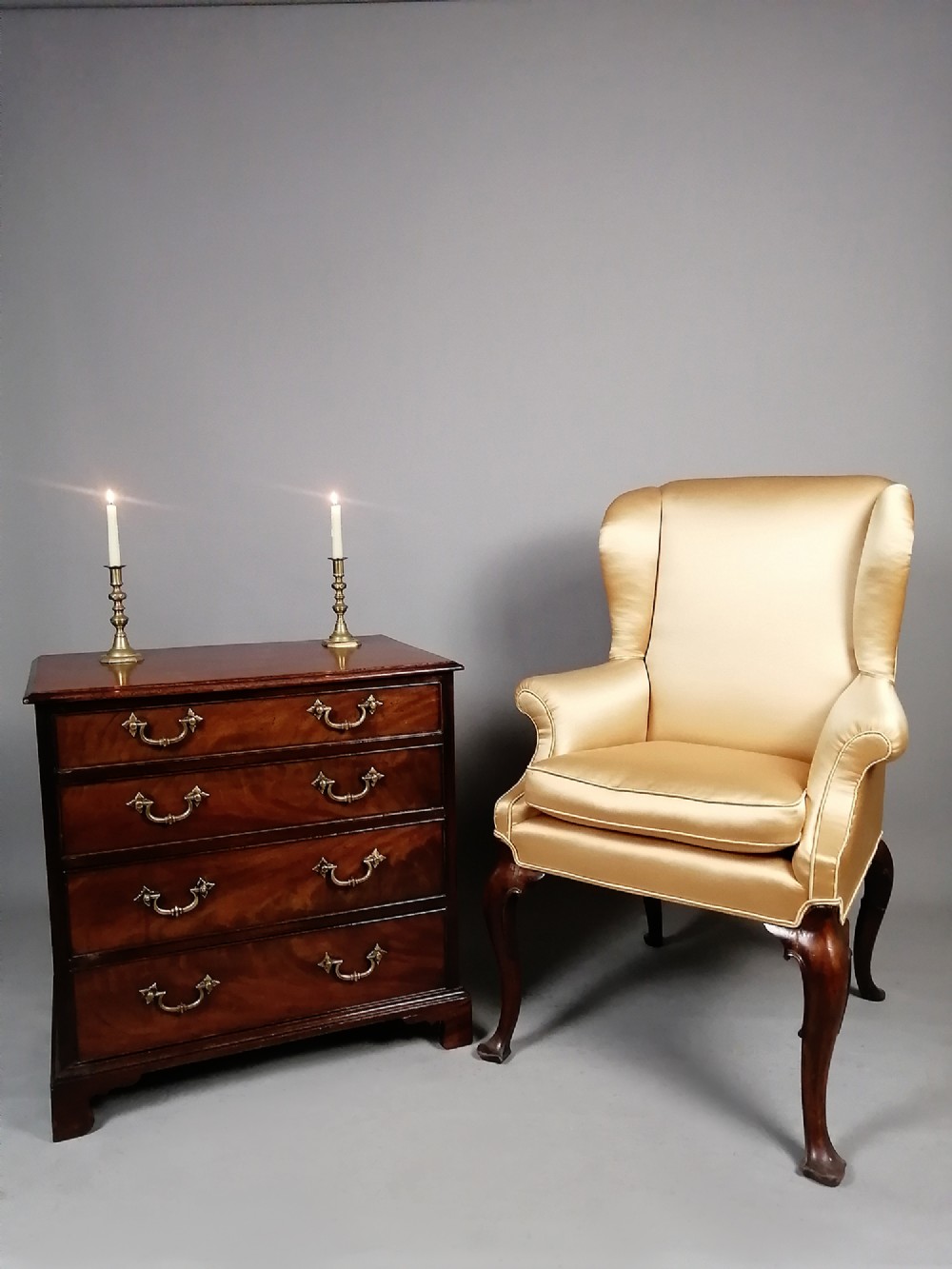 A compact George III Cuban mahogany chest of drawers featuring four graduated drawers with brass swan-neck handles and bracket feet. View II
