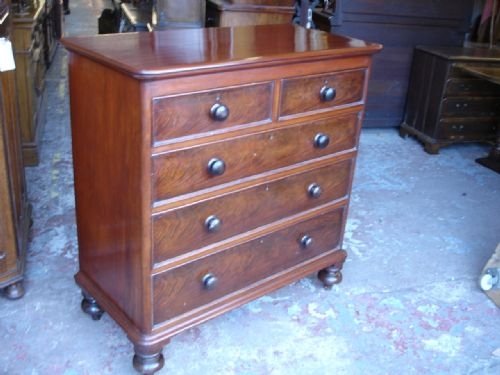 Quality 4 Heights Mahogany Chest of Drawers.