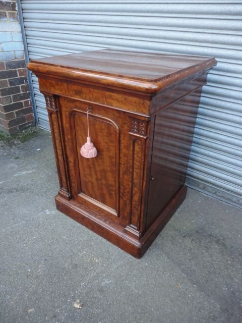 Quality Mahogany Cabinet