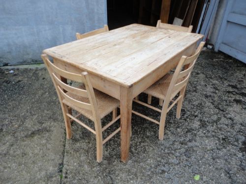 Victorian Scrub Top Kitchen Table