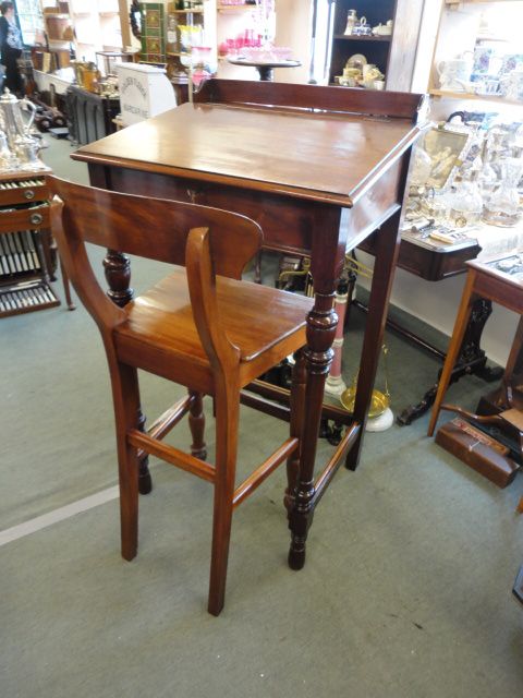 Restaurateurs / Bars Tall Desk & Chair