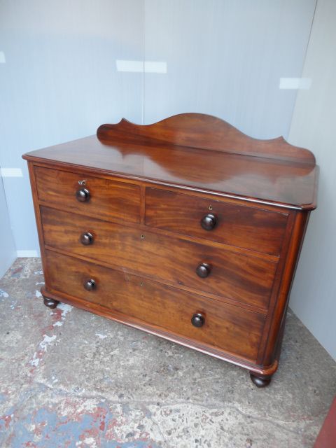 Victorian Mahogany 3 Heights Chest of Drawers