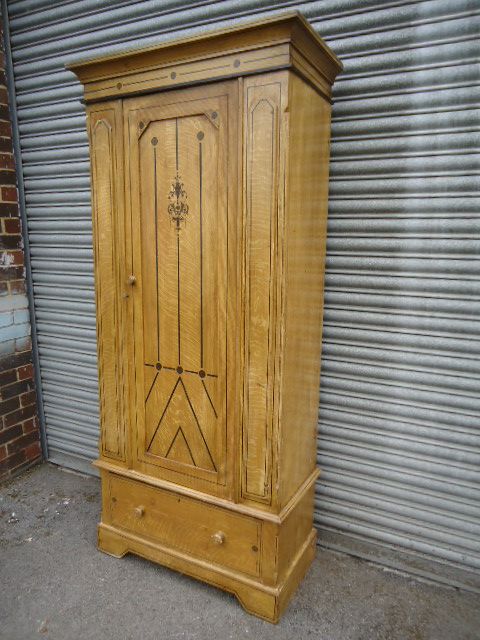 Decorated Pine Single Robe