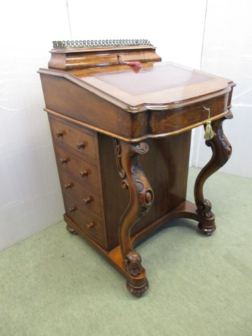Quality Walnut Davenport