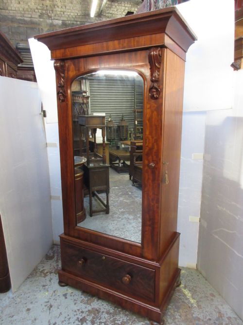 Quality Mahogany Robe