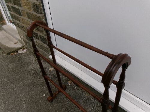 A freestanding Victorian mahogany towel rail featuring arched side supports, turned upright spindles, and four horizontal crossbars. View VI