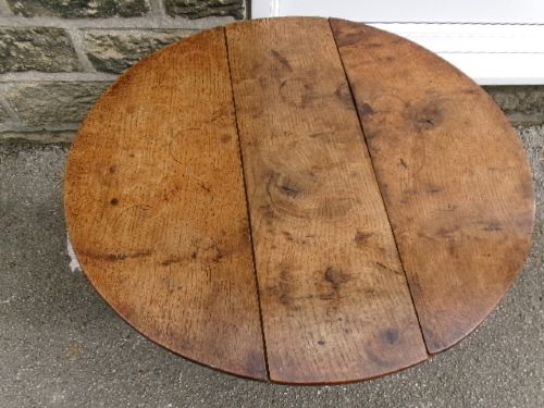 A compact Georgian oak and elm gateleg table with two drop leaves, turned legs, and lower stretchers. View V