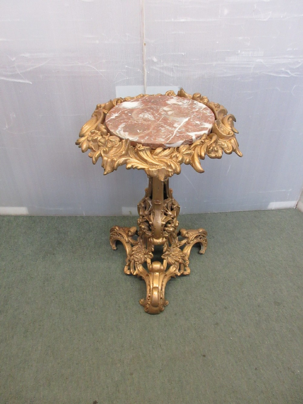 Guilt Pedestal Table 
