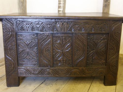 SMALL ELIZABETHAN WELSH OAK CHEST OR COFFER CIRCA 1600 - ADDITIONAL PHOTO 1