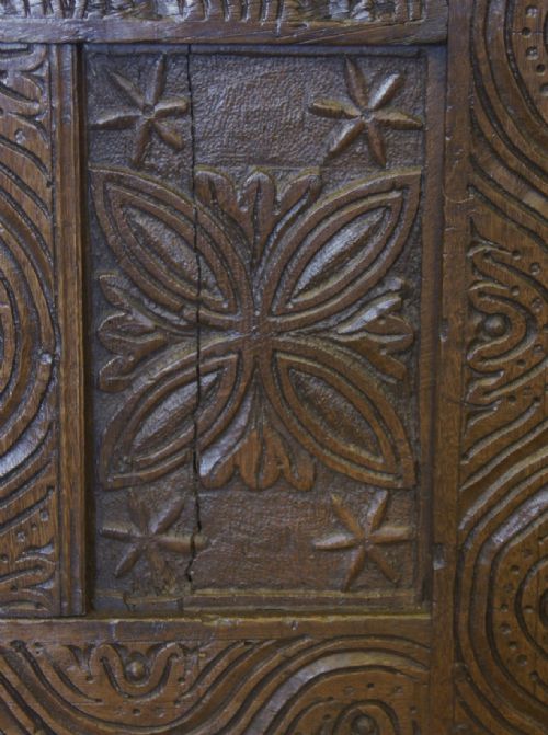 SMALL ELIZABETHAN WELSH OAK CHEST OR COFFER CIRCA 1600 - ADDITIONAL PHOTO 4