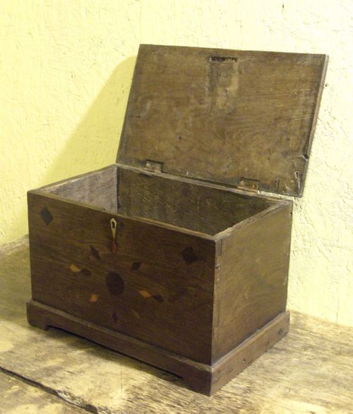 MINIATURE WELSH INLAID BOX OR CHEST CIRCA 1780 - ADDITIONAL PHOTO 1