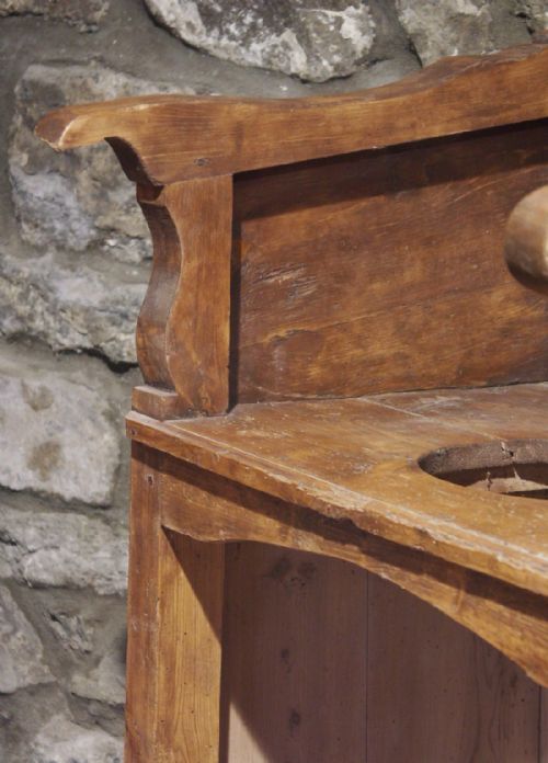 PRIMITIVE PINE MEDIEVALSTYLE ARMCHAIR CIRCA 1700 - ADDITIONAL PHOTO 3