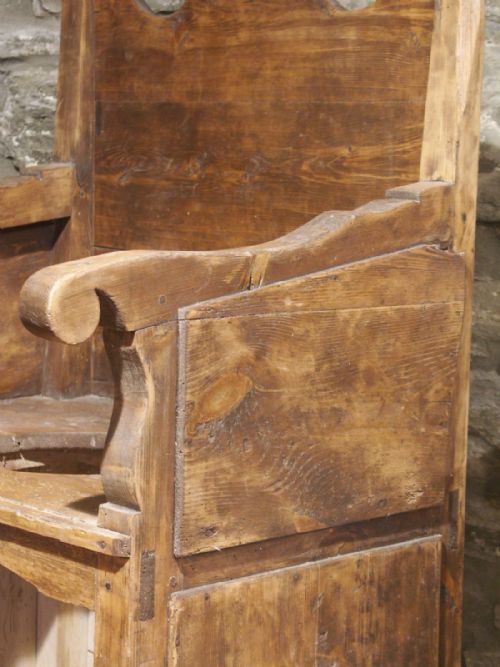 PRIMITIVE PINE MEDIEVALSTYLE ARMCHAIR CIRCA 1700 - ADDITIONAL PHOTO 4