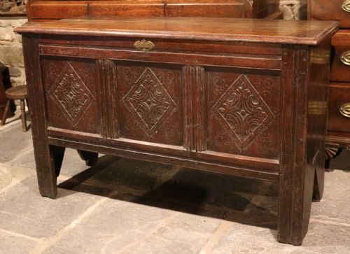 WELSH OAK COFFER WITH ORIGINAL CARVING CIRCA 1640 - ADDITIONAL PHOTO 3