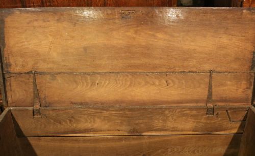 WELSH OAK COFFER WITH ORIGINAL CARVING CIRCA 1640 - ADDITIONAL PHOTO 7