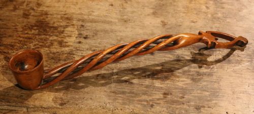 LONG AND FINE WELSH LOVESPOON IN FRUITWOOD EARLY NINETEENTH CENTURY - ADDITIONAL PHOTO 3