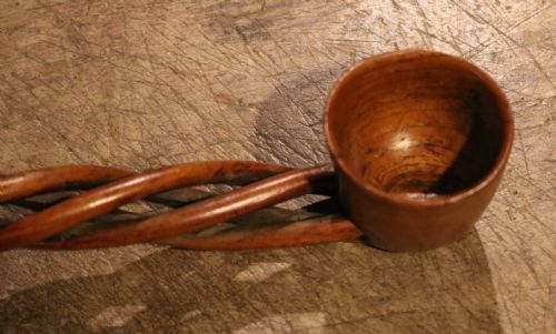 LONG AND FINE WELSH LOVESPOON IN FRUITWOOD EARLY NINETEENTH CENTURY - ADDITIONAL PHOTO 5