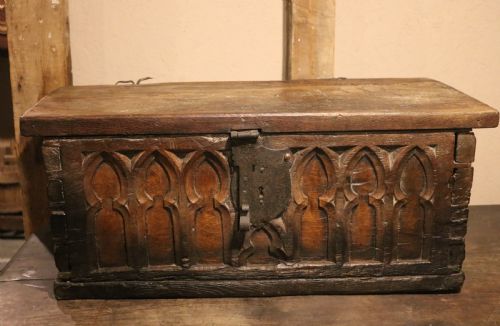 FRENCH CHESTNUT DEED BOX WITH GOTHIC CARVING CIRCA 1600 - ADDITIONAL PHOTO 2