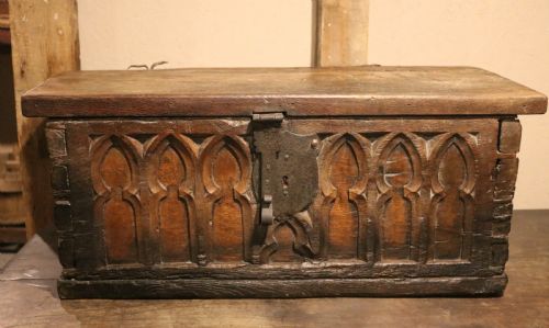 FRENCH CHESTNUT DEED BOX WITH GOTHIC CARVING CIRCA 1600 - ADDITIONAL PHOTO 3