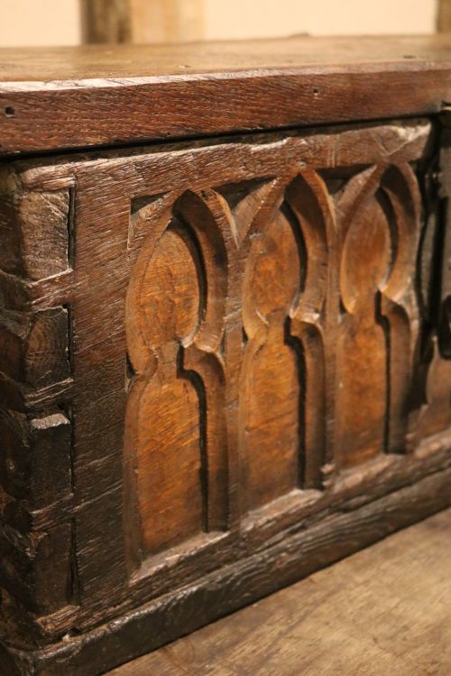 FRENCH CHESTNUT DEED BOX WITH GOTHIC CARVING CIRCA 1600 - ADDITIONAL PHOTO 6