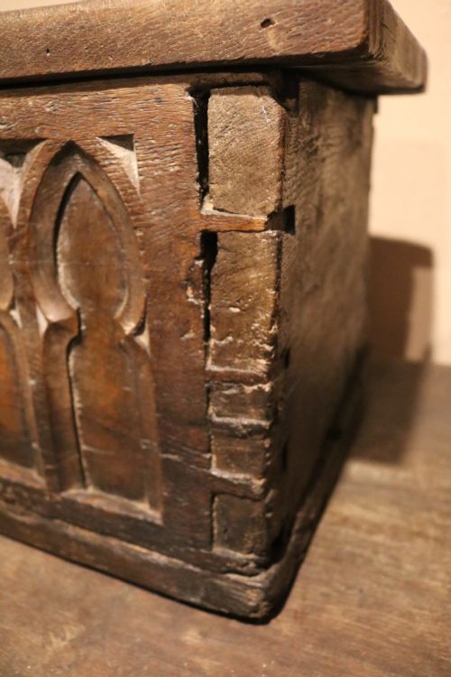 FRENCH CHESTNUT DEED BOX WITH GOTHIC CARVING CIRCA 1600 - ADDITIONAL PHOTO 13