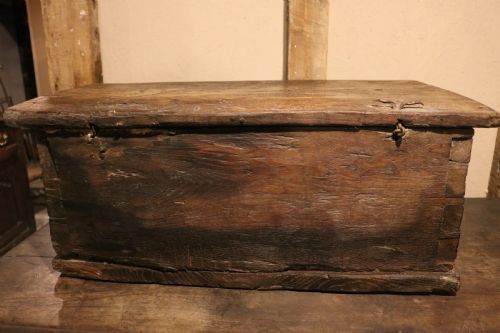 FRENCH CHESTNUT DEED BOX WITH GOTHIC CARVING CIRCA 1600 - ADDITIONAL PHOTO 16