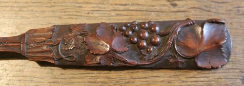 YEWWOOD LOVESPOON WITH CARVED VINE LEAF SWISS CIRCA 1840 - ADDITIONAL PHOTO 2