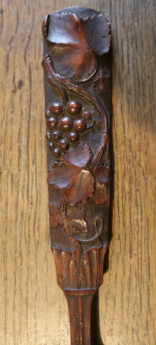 YEWWOOD LOVESPOON WITH CARVED VINE LEAF SWISS CIRCA 1840 - ADDITIONAL PHOTO 3