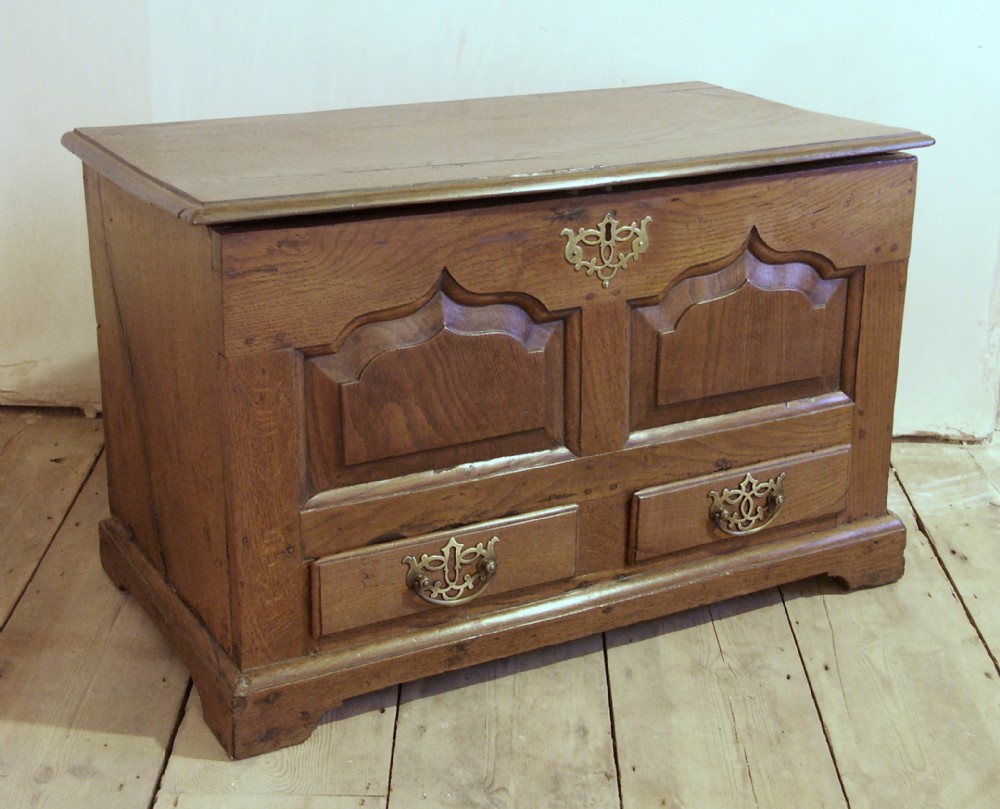 Welsh oak coffor bach, circa 1780