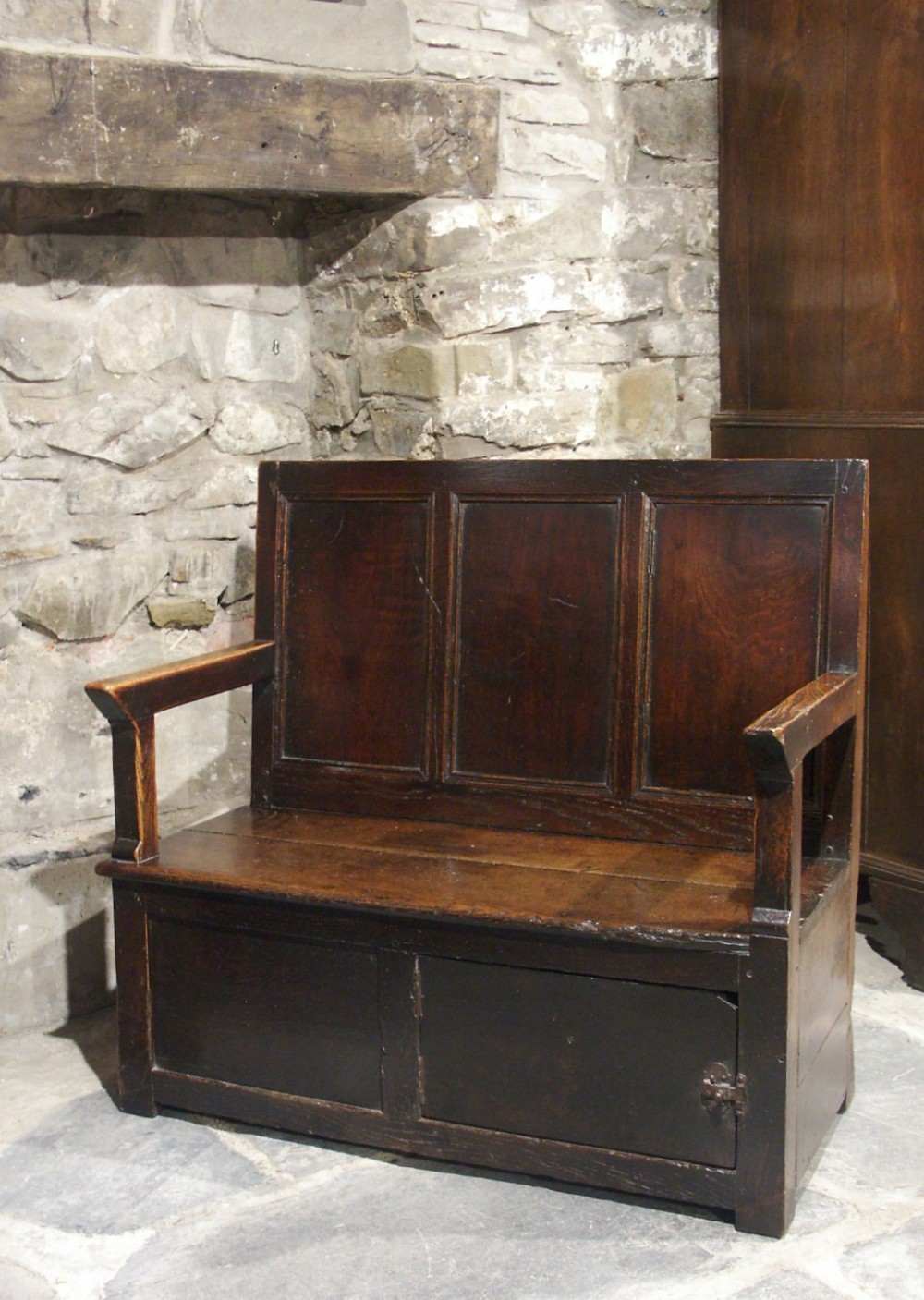 Small Welsh Oak and Sycamore Settle, circa 1720