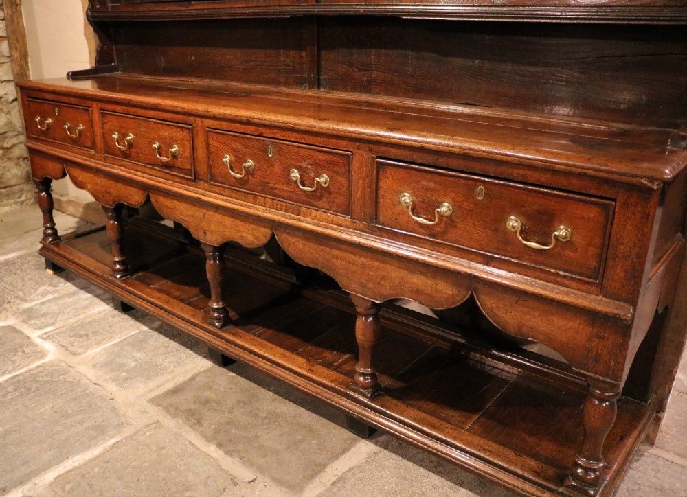 Superb and Rare Welsh Oak Montgomeryshire Dresser, circa 1730 View V