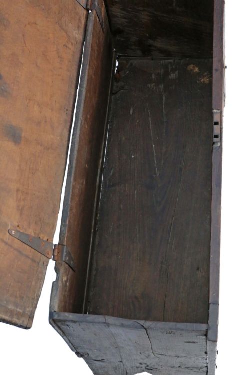 fig 2. Georgian oak coffer or mule chest