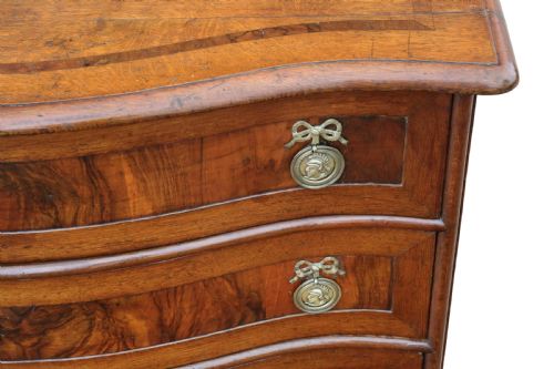ANTIQUE LARGE 18TH CENTURY CONTINENTAL OAK AND WALNUT SERPENTINE CHEST OF DRAWERS FINE QUALITY - ADDITIONAL PHOTO 6