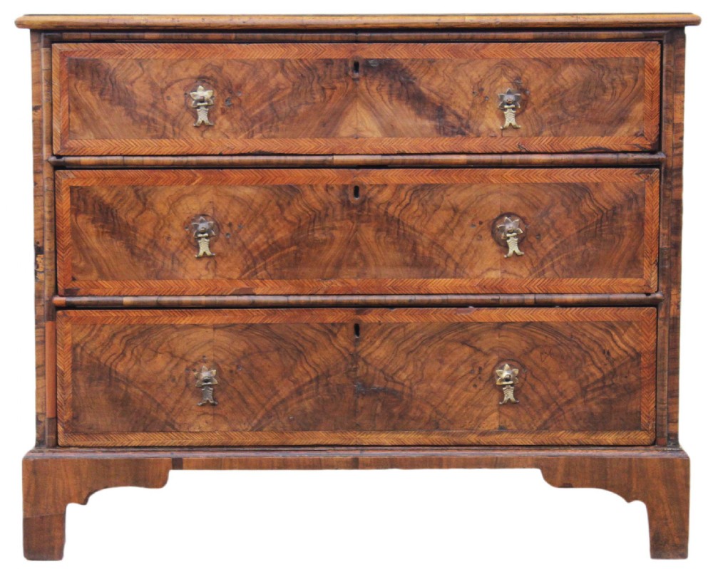 Small Georgian crossbanded walnut chest of drawers 