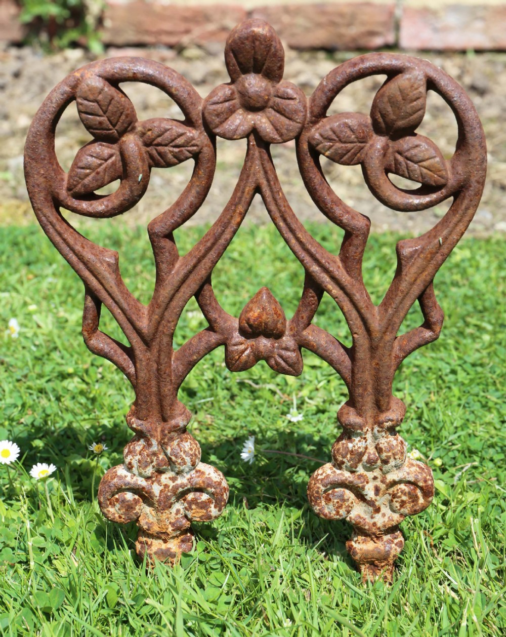 Set of 17 cast iron lawn edgings